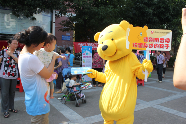 5月29日，梧州市婦幼保健院到潘塘公園參與衛(wèi)生系統(tǒng)開展的世界無煙日宣傳活動，該院醫(yī)務(wù)人員扮成可愛的卡通造型，呼吁市民為孩