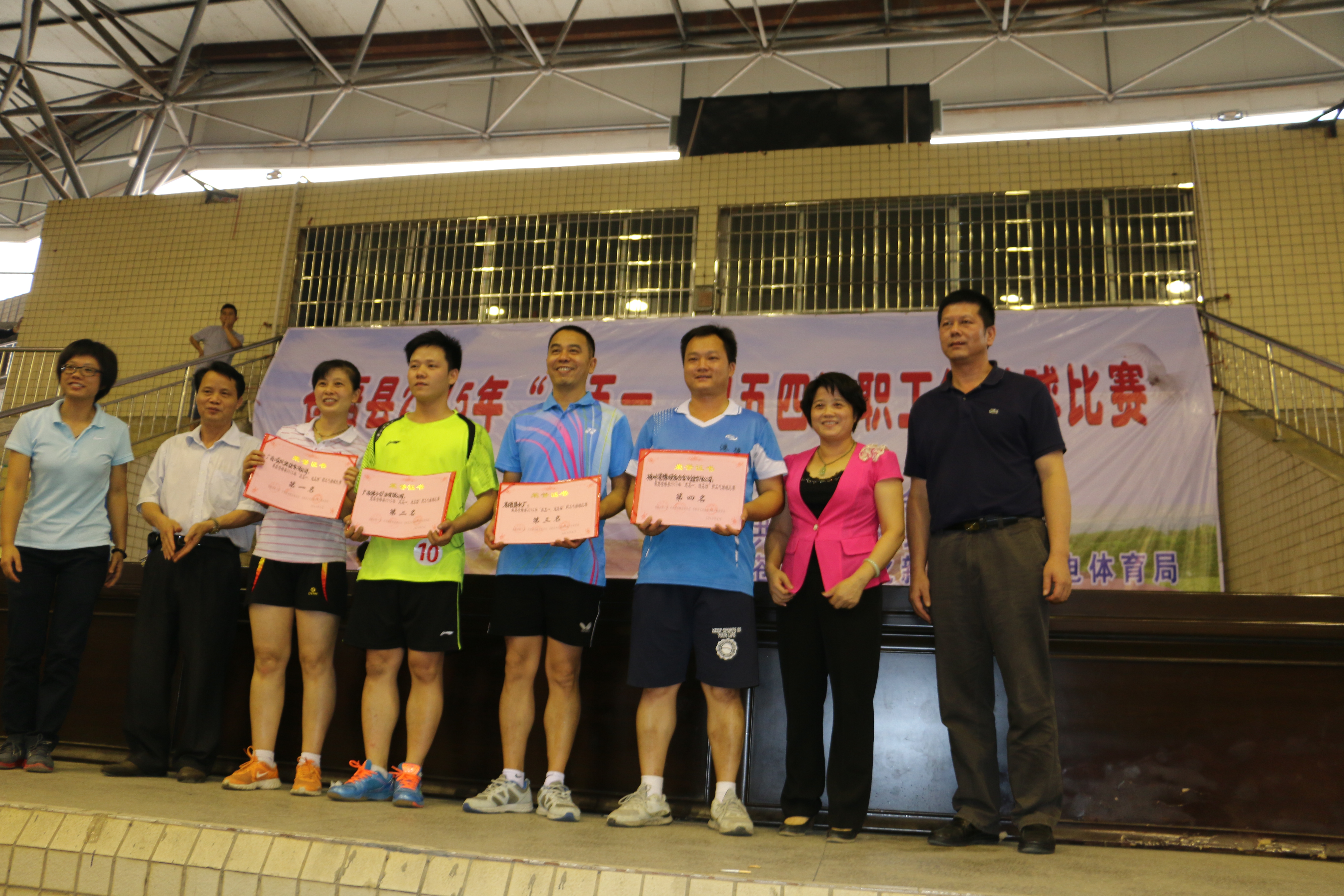 4月26日，由蒼梧縣總工會主辦、共青團蒼梧縣委員會、蒼梧縣文化新聞出版廣電體育局聯(lián)合主辦的&ldquo;慶五一&bull;迎五四&rdquo;職工氣排球比