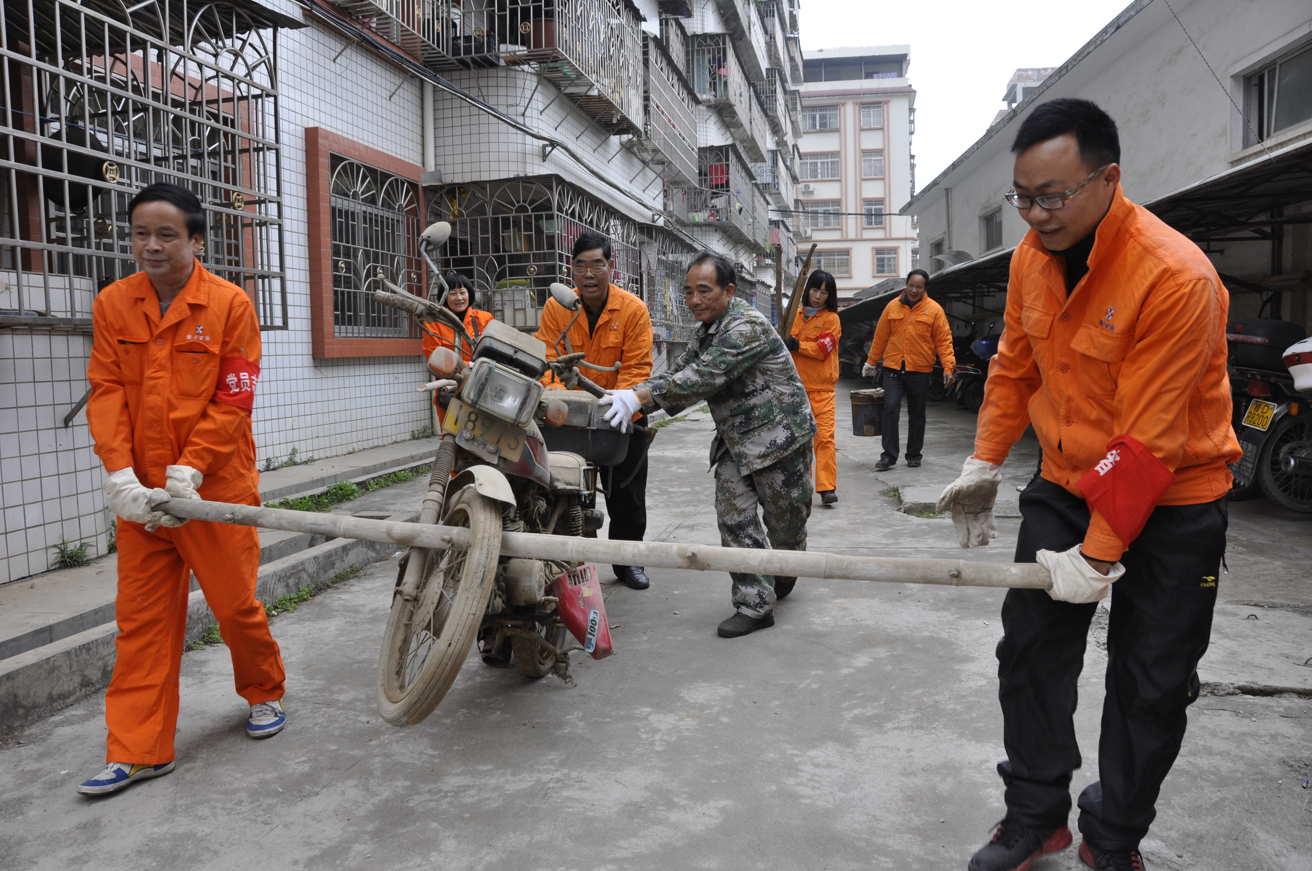 佛子公司開展清理廢舊摩托車、自行車、生活垃圾志愿者服務(wù)活動(dòng)