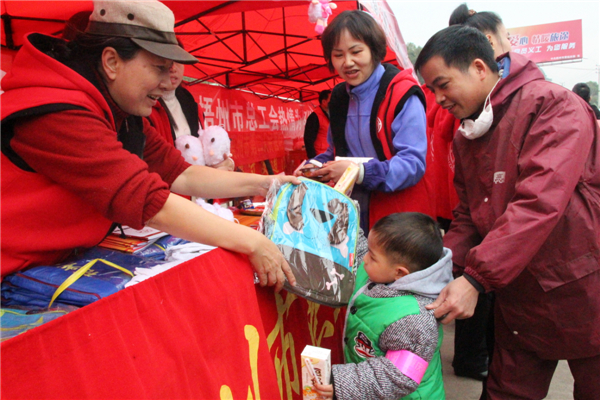 市總工會(huì)黨員義工為返鄉(xiāng)務(wù)工的小孩送上書包