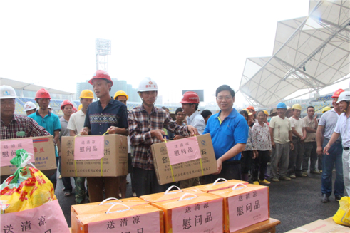 梧州市總工會(huì)黨組書記、常務(wù)副主席為在建體育場(chǎng)農(nóng)民工送清涼.JPG