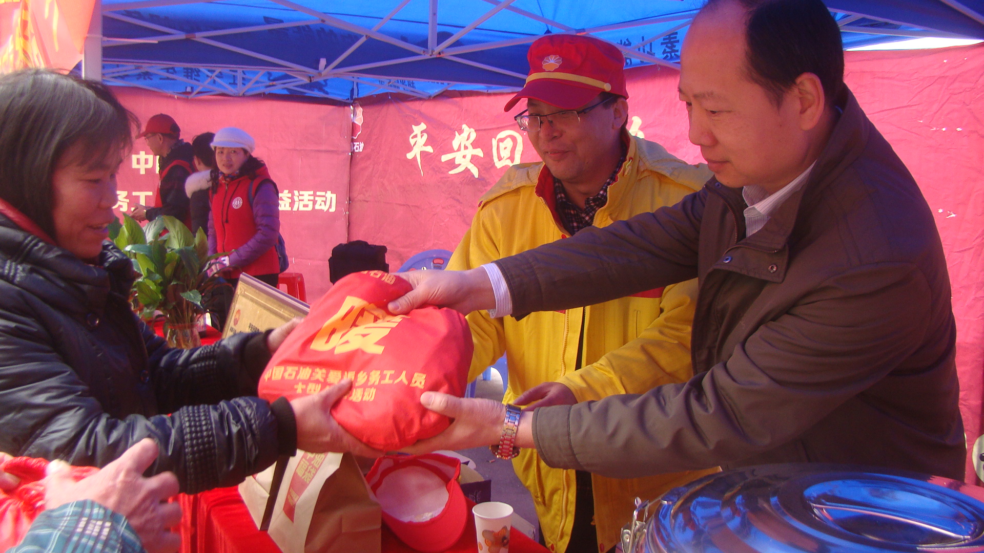 暖心慰問(wèn)返程工友