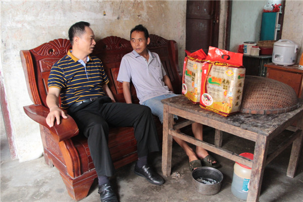 8月12日，梧州市總工會黨組書記、常務(wù)副主席梁耀中前往藤縣塘步鎮(zhèn)龍安村定點貧困戶家中，為他們送上慰問品并了解他們的家庭情