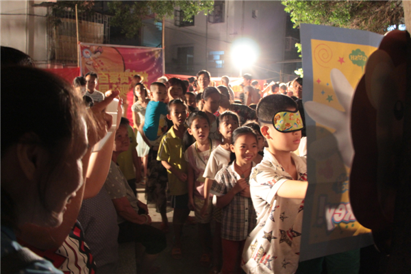 在中秋節(jié)來臨之際，為進一步拓展&ldquo;雙報到&rdquo;活動，踐行&ldquo;兩學一做&rdquo;學習教育，關(guān)愛社區(qū)職工群眾，營造歡樂祥和的節(jié)日氛圍，梧州市