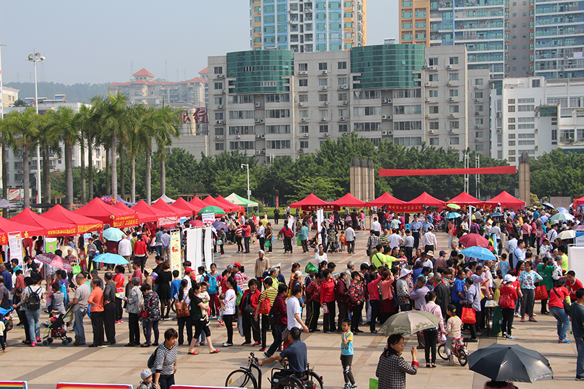 市總工會(huì)舉辦慶五一“中國(guó)夢(mèng)，勞動(dòng)美”服務(wù)職工廣場(chǎng)活動(dòng)(圖文)