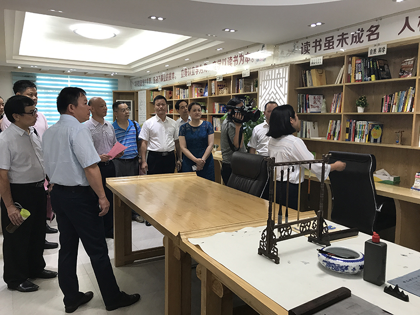 6-與會人員觀摩岑溪農(nóng)村商業(yè)銀行職工書屋.JPG