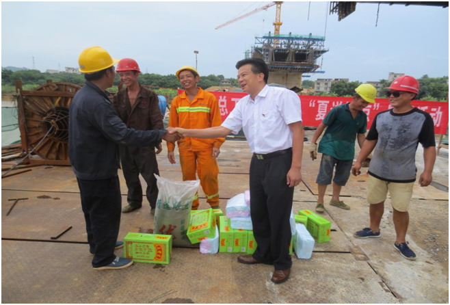 藤縣人大副主任、總工會(huì)主席陳淼東在衫花根大橋建設(shè)工地開(kāi)展&ldquo;夏送清涼&rdquo;慰問(wèn)活動(dòng).jpg