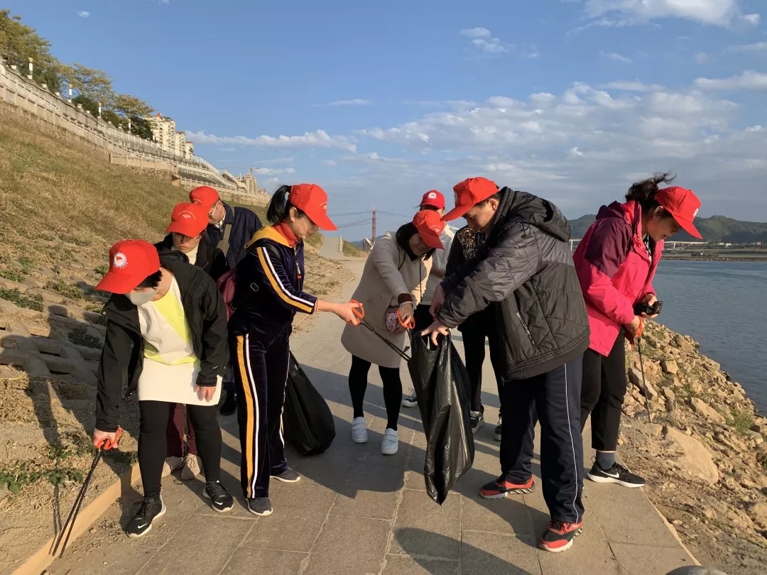 梧州市總工會組織參與環(huán)保志愿服務(wù)活動