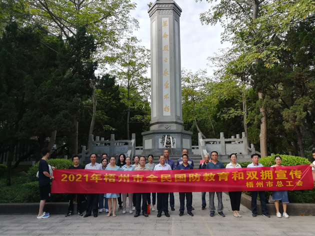 瞻仰烈士紀(jì)念碑，在緬懷烈士中提升國(guó)防意識(shí)