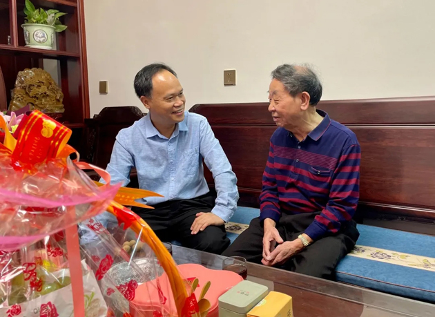 秋意濃，情意真，重陽慰問暖人心