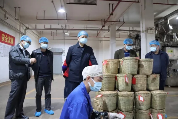 自治區(qū)財(cái)貿(mào)輕紡煙草工會(huì)到我市開(kāi)展元旦春節(jié)送溫暖活動(dòng)