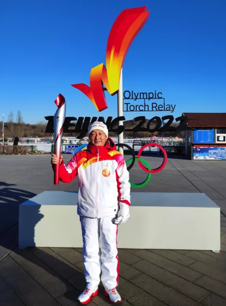 全國勞模許振超亮相開幕式傳遞國旗：“傳遞的是中國人對祖國的熱愛”