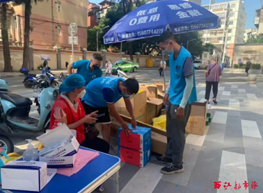 【職工抗“疫”剪影】⑤送餐、送菜、送藥、送米油……疫情期間奔走在物資配送一線的外賣小哥