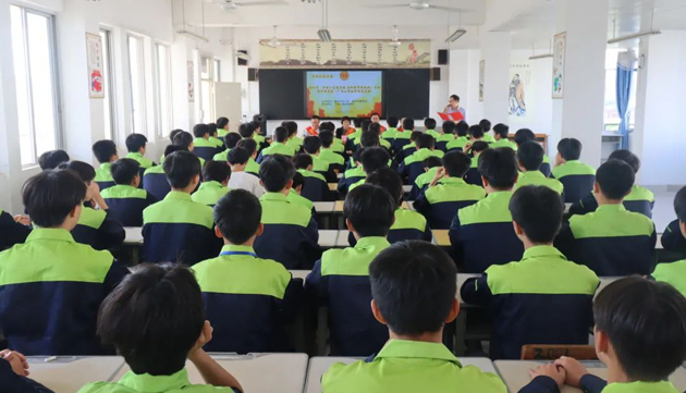 勞模精神進(jìn)校園丨梧州市總工會(huì)“雙進(jìn)”活動(dòng)走進(jìn)廣西工商技師學(xué)院