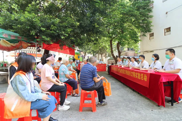 【創(chuàng)建全國文明城】關愛老人 傳遞愛心