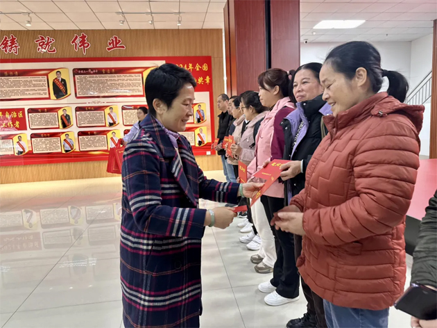 自治區(qū)總工會慰問團(tuán)到梧州開展工會送溫暖活動