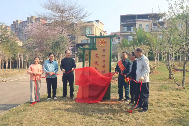 勞模工匠添新綠 春風(fēng)化雨育匠心丨市總工會(huì)舉行勞模工匠文化長(zhǎng)廊揭牌儀式暨義務(wù)植樹(shù)活動(dòng)