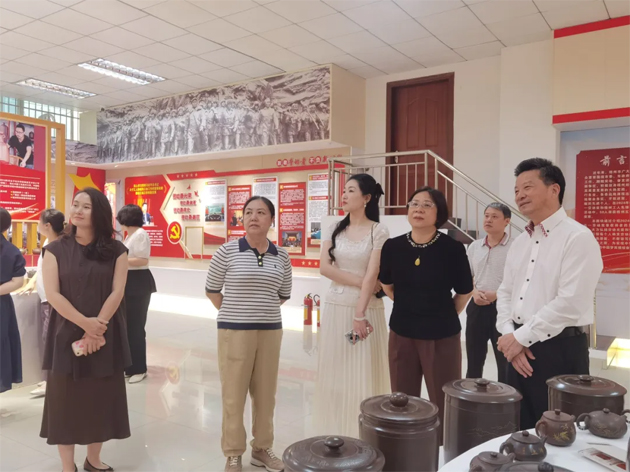 中國曲藝家協會專家組走進職工之家參觀“潘楚華藝術事業(yè)主題檔案展”