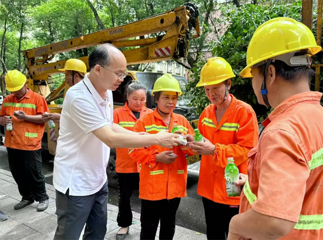 清涼驅(qū)暑熱，關(guān)懷沁人心丨梧州市總工會與愛心企業(yè)為艱苦崗位一線職工送清涼