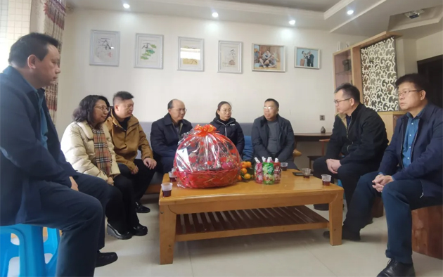 慰問(wèn)一線(xiàn) 情暖職工丨自治區(qū)總工會(huì)慰問(wèn)團(tuán)到梧州市開(kāi)展2026年元旦春節(jié)送溫暖慰問(wèn)活動(dòng)