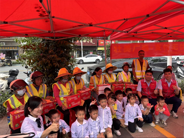 桂林銀行蒼海路小微支行工會(huì)驛站聯(lián)合蒼海社區(qū)等單位開(kāi)展五一系列活動(dòng)