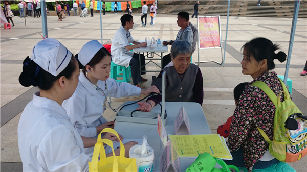 勞模志愿隊(duì)免費(fèi)義診