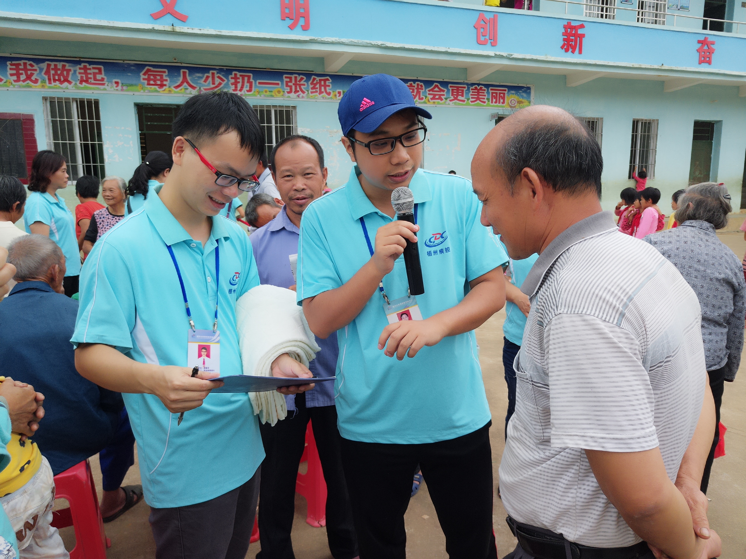 2016年10月14日市疾控中心工作人員在進(jìn)行有獎問答環(huán)節(jié)，與村民們互動。（陸紅玉  攝）.jpg