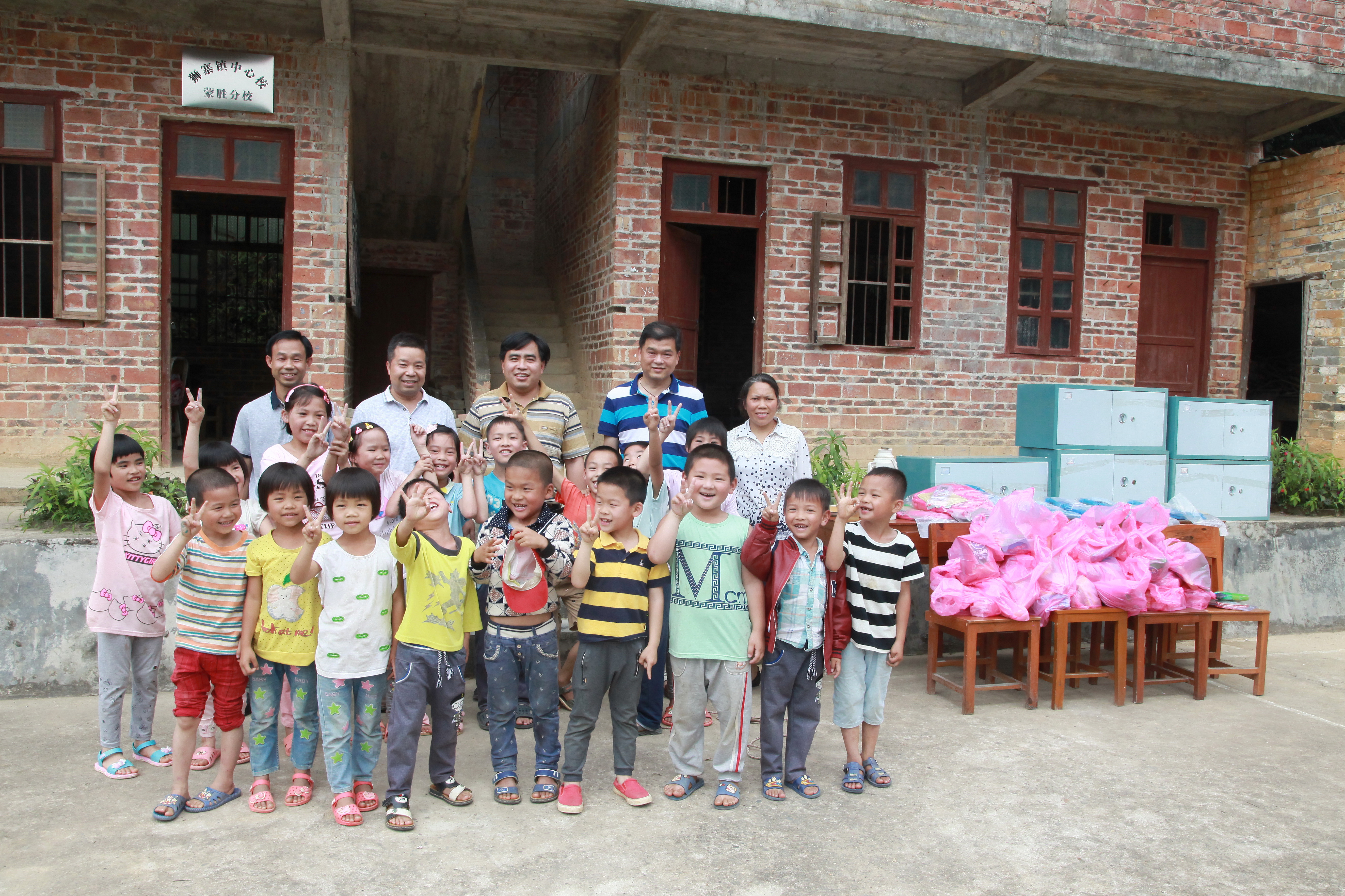 梧州桂江組織開展“慶六一 送關(guān)愛”慰問活動