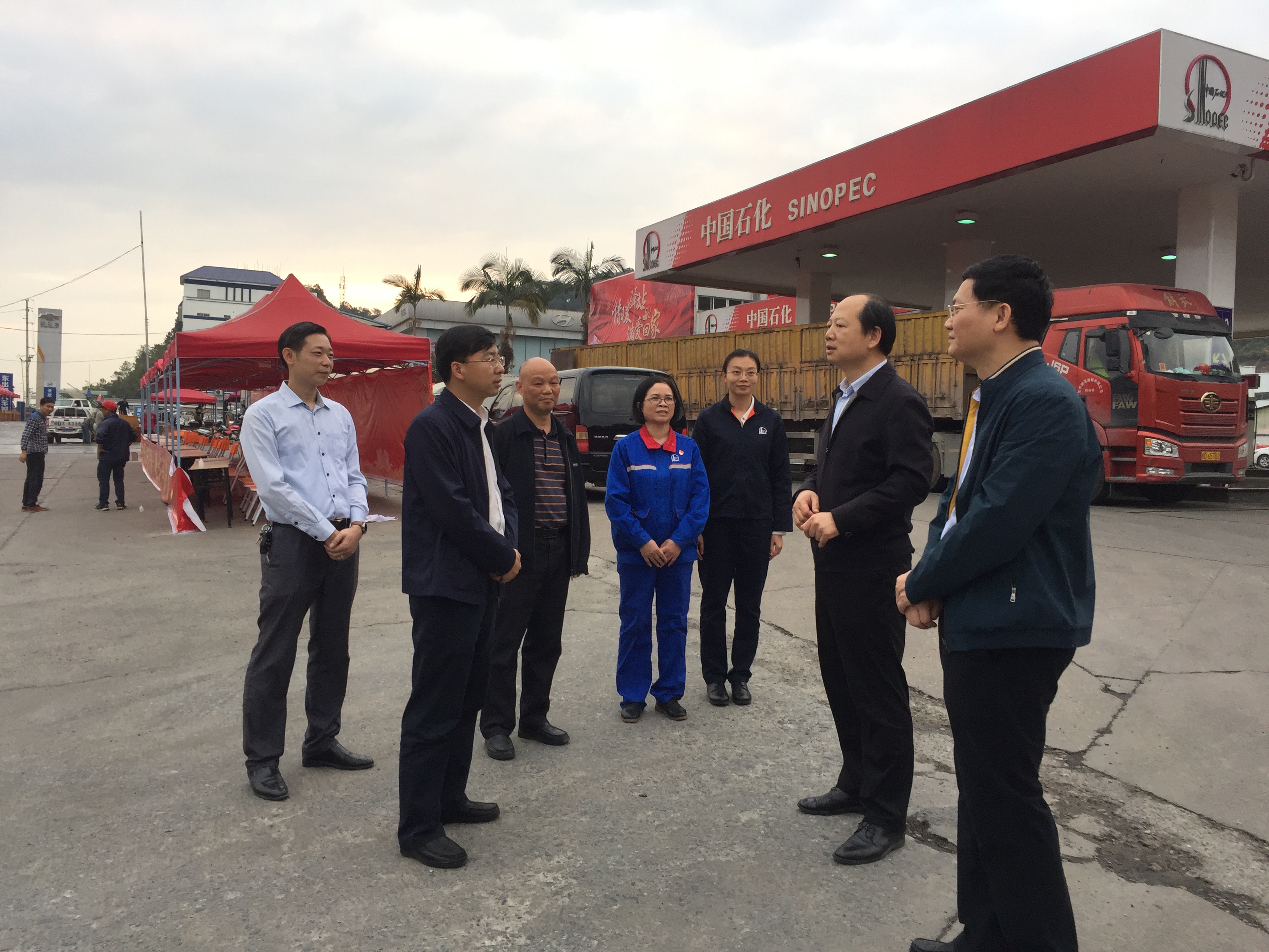 自治區(qū)總工會副主席鄭勝景到梧州春運(yùn)服務(wù)站指導(dǎo)工作