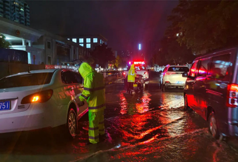 【致敬勞動者】暴雨來襲 他們晝夜奮戰(zhàn)護(hù)平安