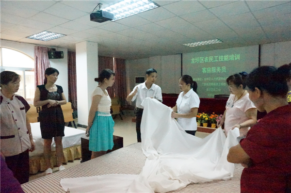 客房服務員在培訓  潘品秀攝.JPG