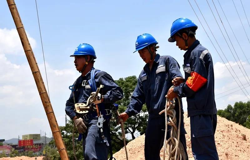 南方電網廣西新電力集團蒼梧縣公司工會為異地扶貧搬遷社區(qū)群眾送去清涼