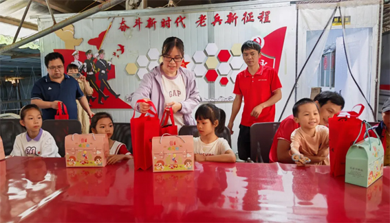 藤縣總工會(huì)開(kāi)展“六一暖童心 關(guān)愛(ài)護(hù)成長(zhǎng)”系列慰問(wèn)活動(dòng)，為300余名特殊群體兒童送溫暖