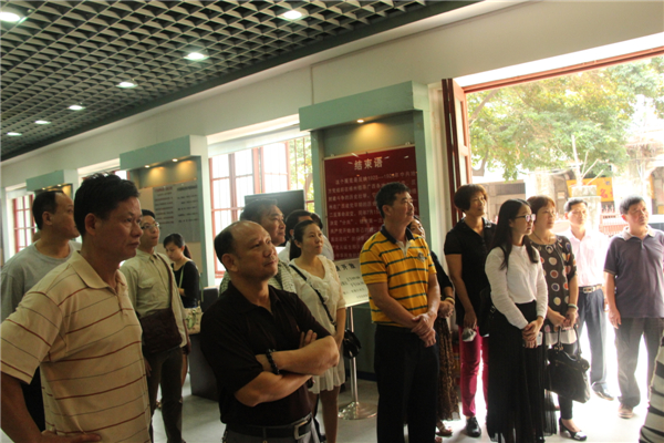 為踐行社會主義核心價值觀，進一步弘揚優(yōu)秀傳統(tǒng)文化，引領全市廣大職工群眾文明祭祖，文明追思。4月3日梧州市總工會組織干部職